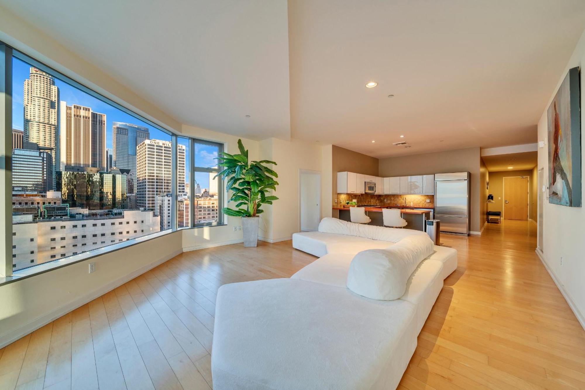 Stylish 2br In Downtown La With Views *