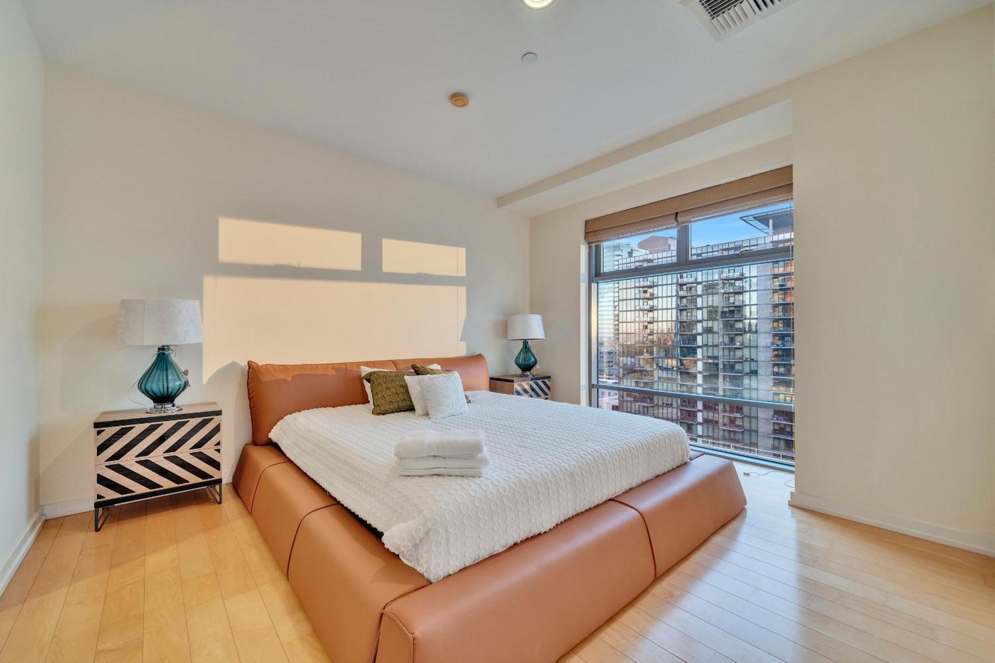 Stylish 2br In Downtown La With Views